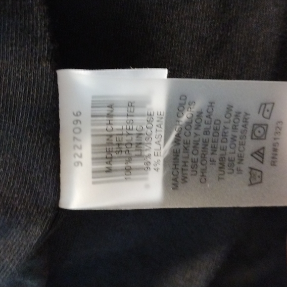 ❤️6 items for $25 Vince Camuto Black & White Floral Cold Shoulder Blouse EUC - Picture 6 of 6